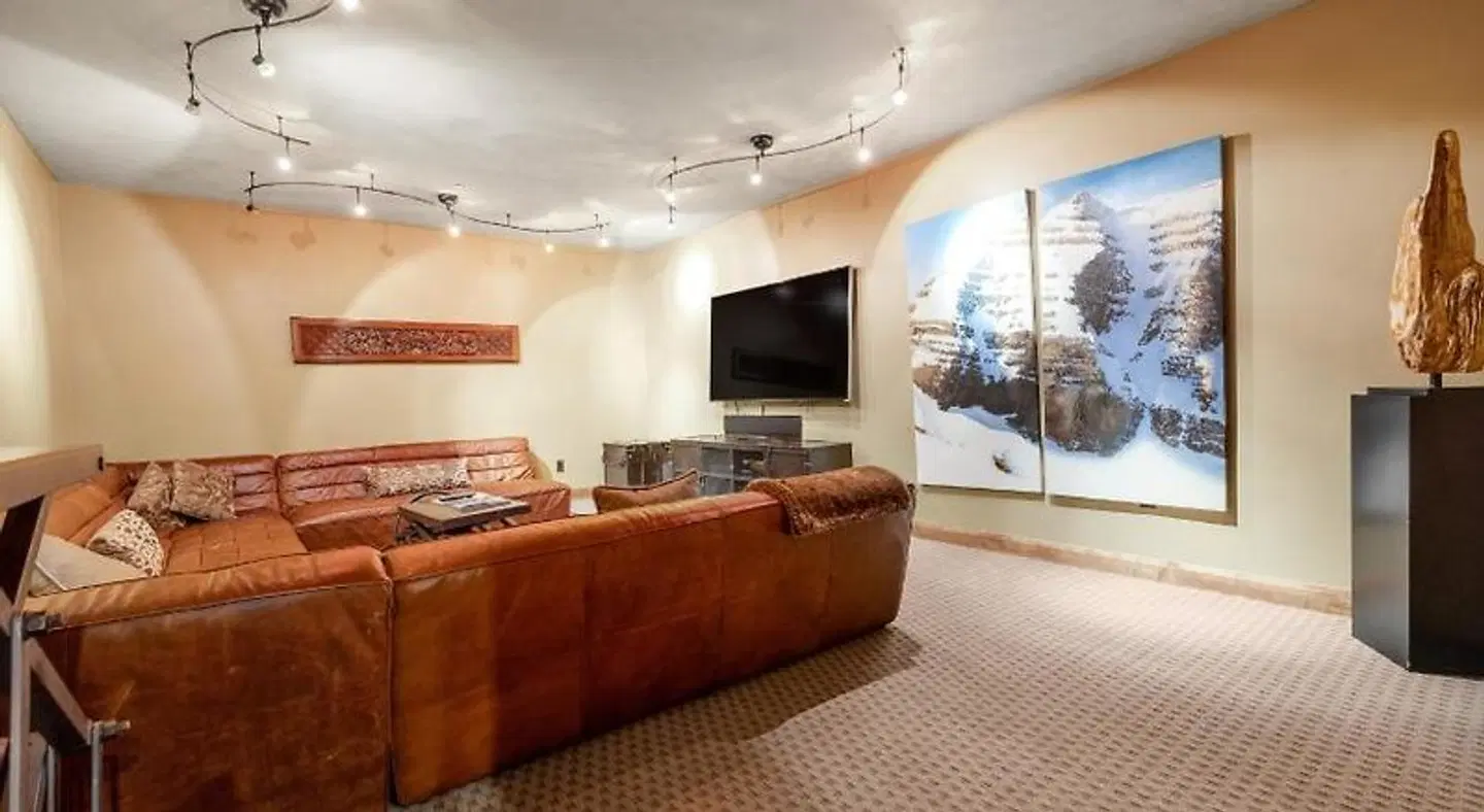 The White Buffalo Club LOUNGE_LOBBY
