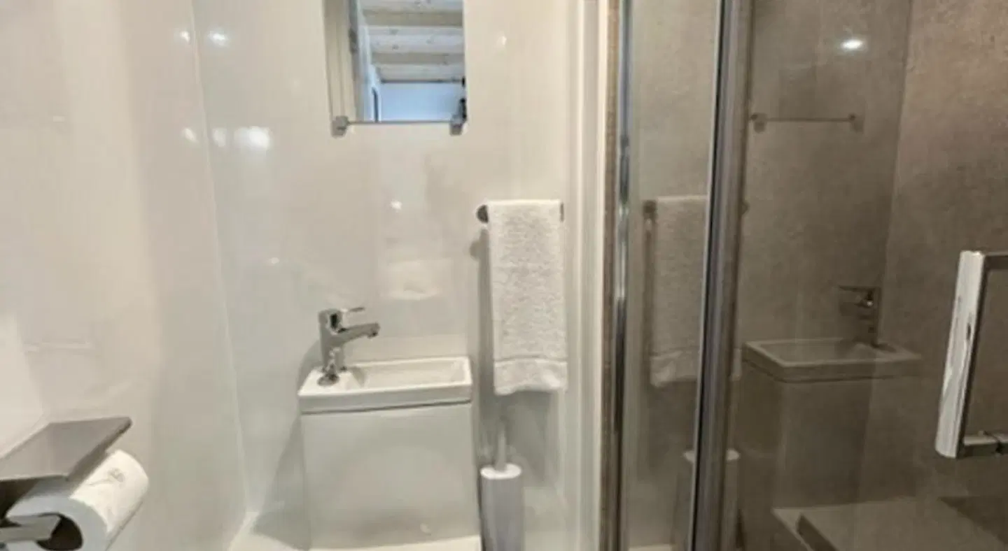Carmel Apartments Badezimmer