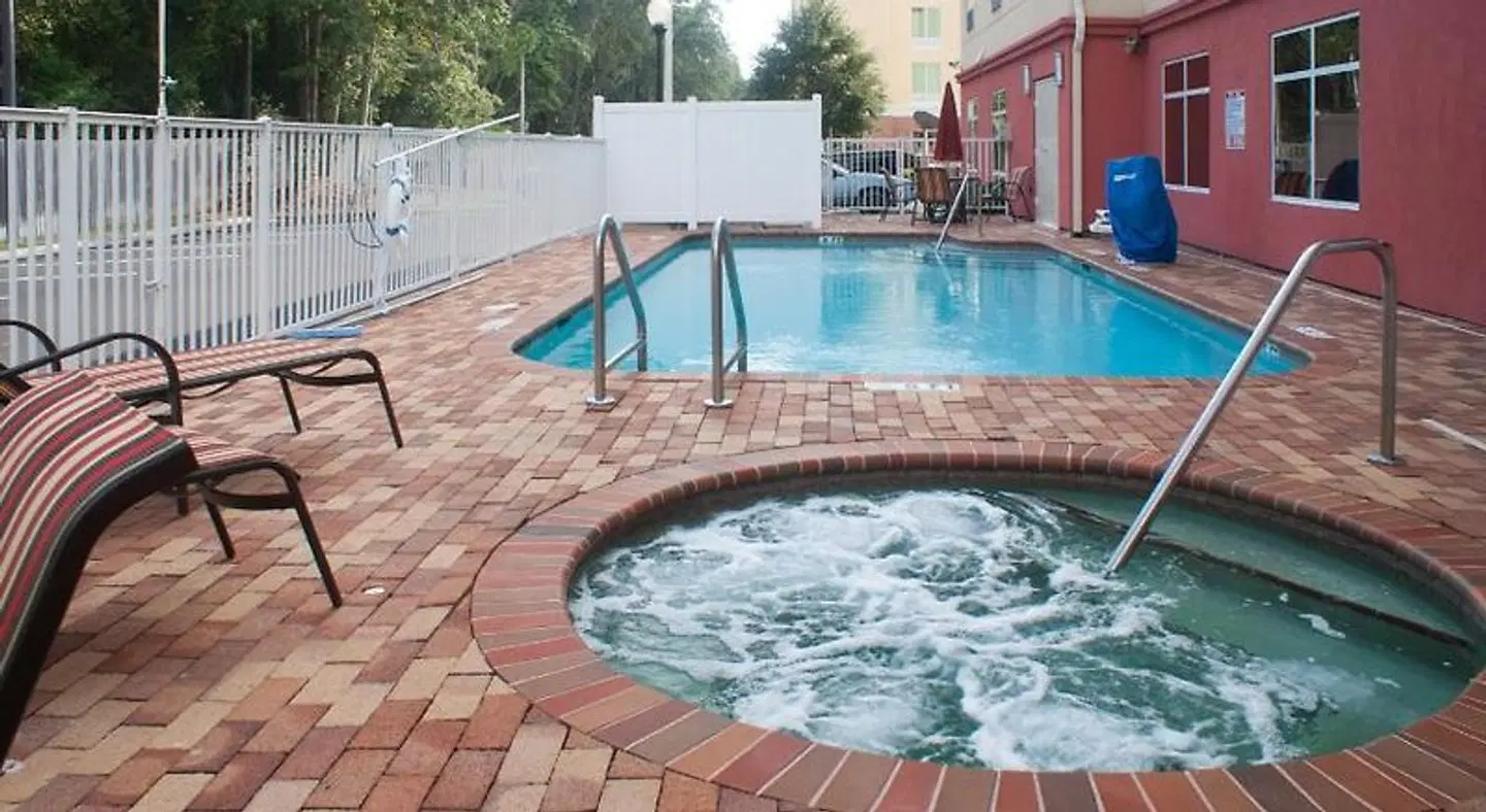 Best Western Plus Jacksonville West OUTDOOR_POOL