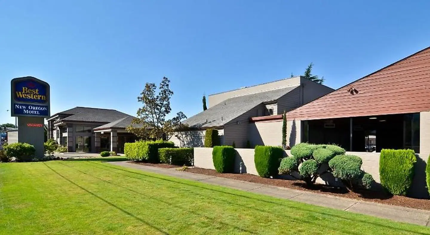 Best Western New Oregon Motel EXTERIOR