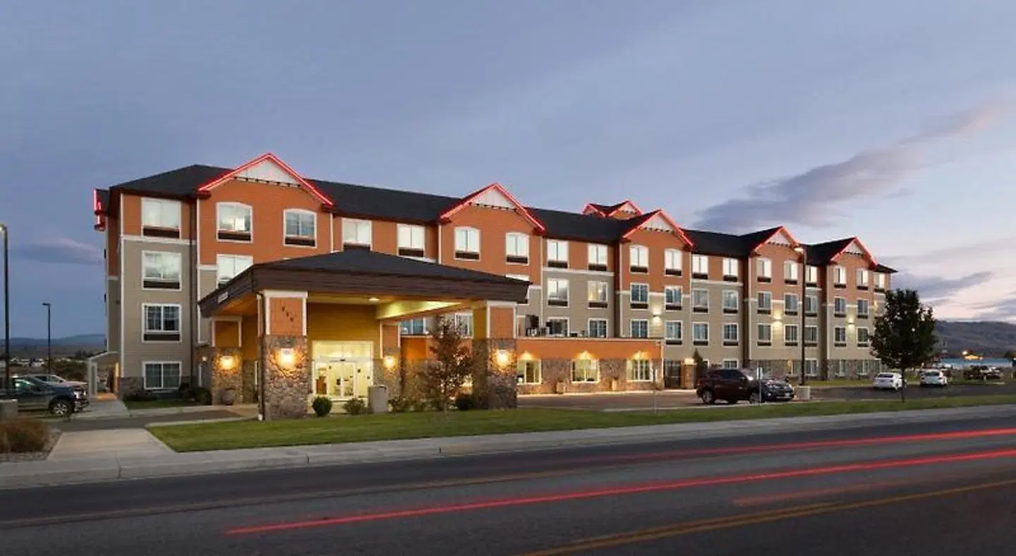 Best Western PLUS Peppertree Inn at Omak EXTERIOR