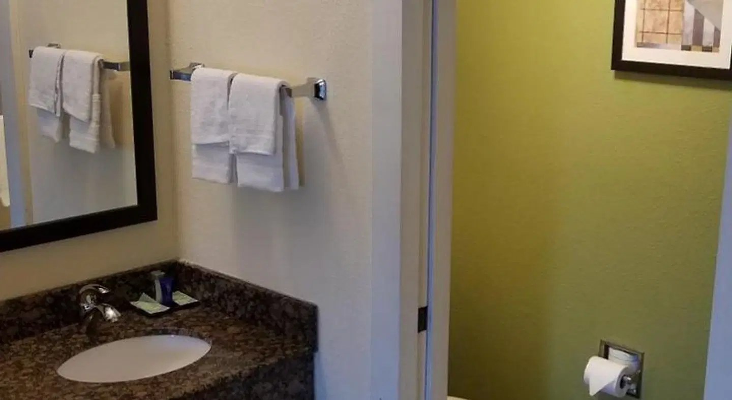 SureStay Plus Hotel by Best Western Macon West Badezimmer