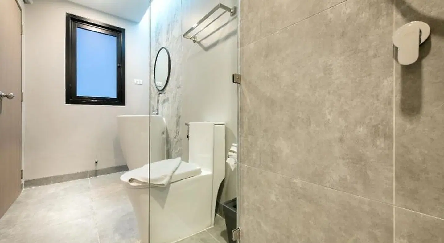 PLAAI Plus Hotel Rayong Badezimmer