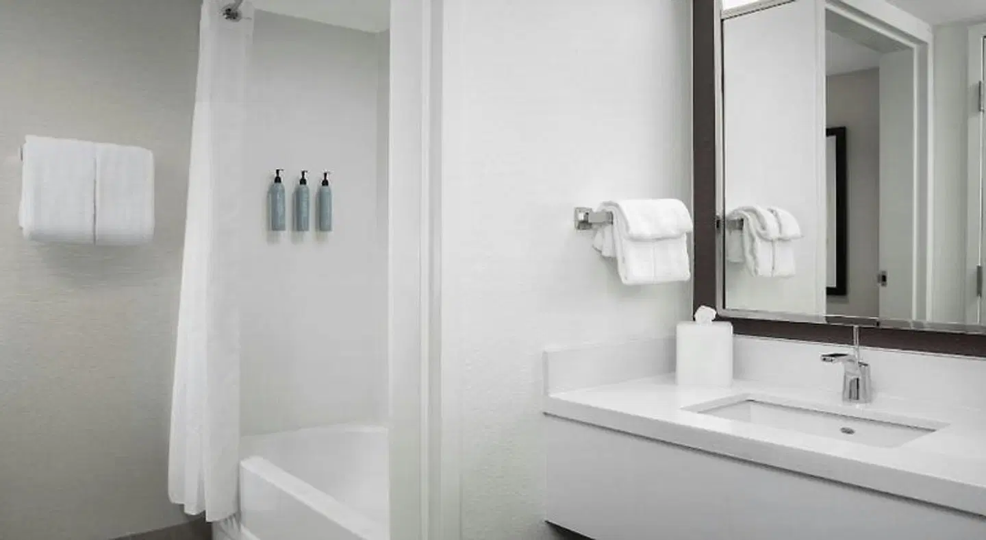 Courtyard by Marriott Bloomington Badezimmer