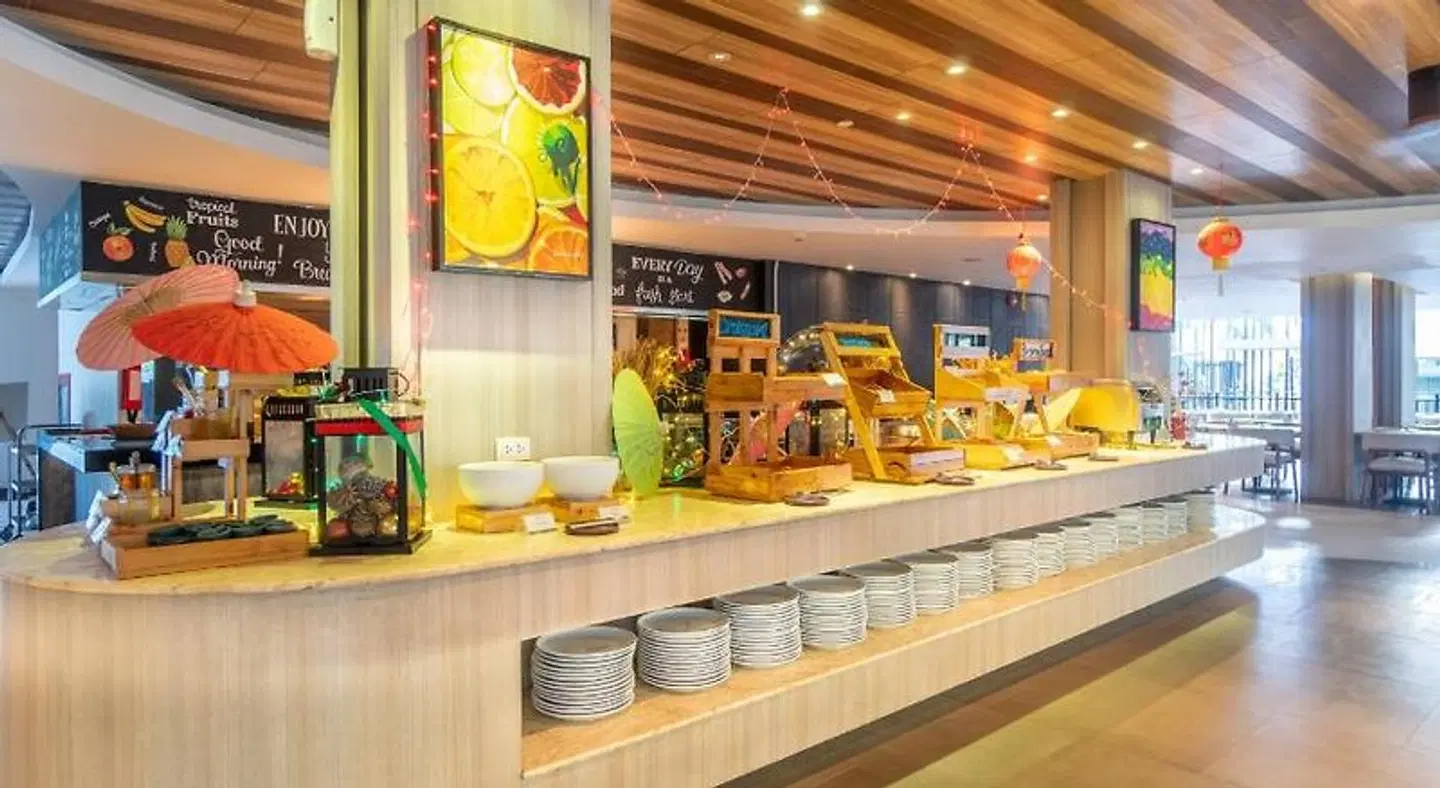 Holiday Inn Resort Phuket Karon Beach by IHG Restaurant