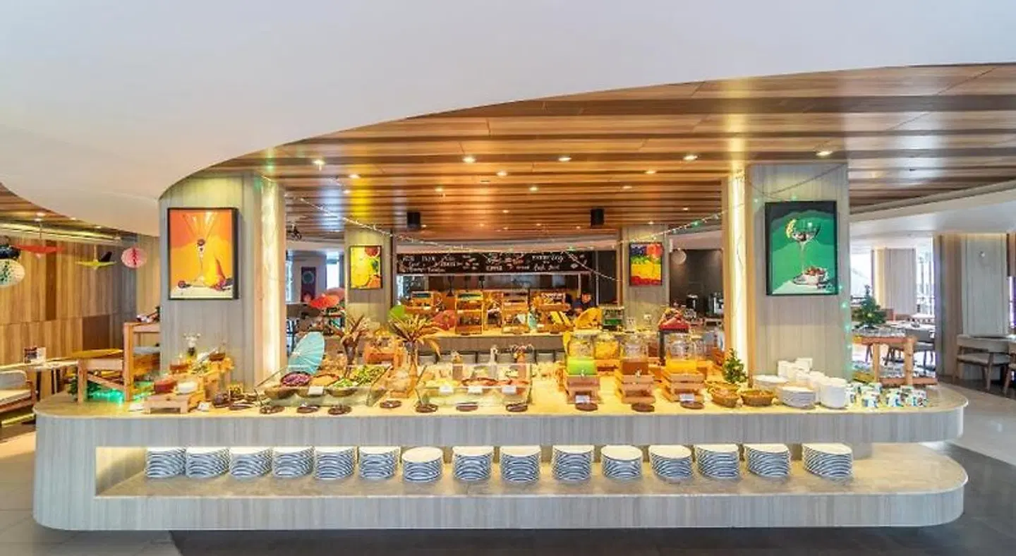 Holiday Inn Resort Phuket Karon Beach by IHG Bar