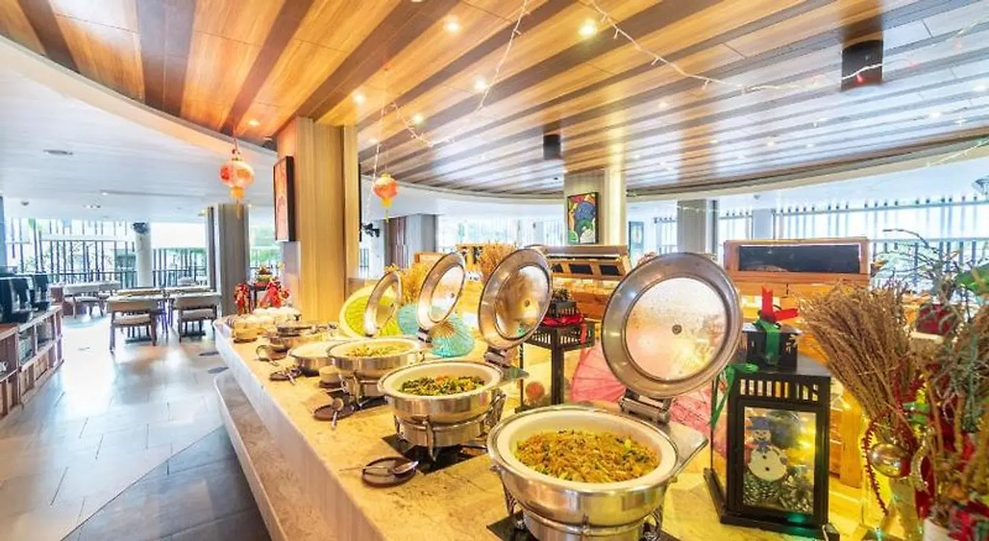 Holiday Inn Resort Phuket Karon Beach by IHG Restaurant