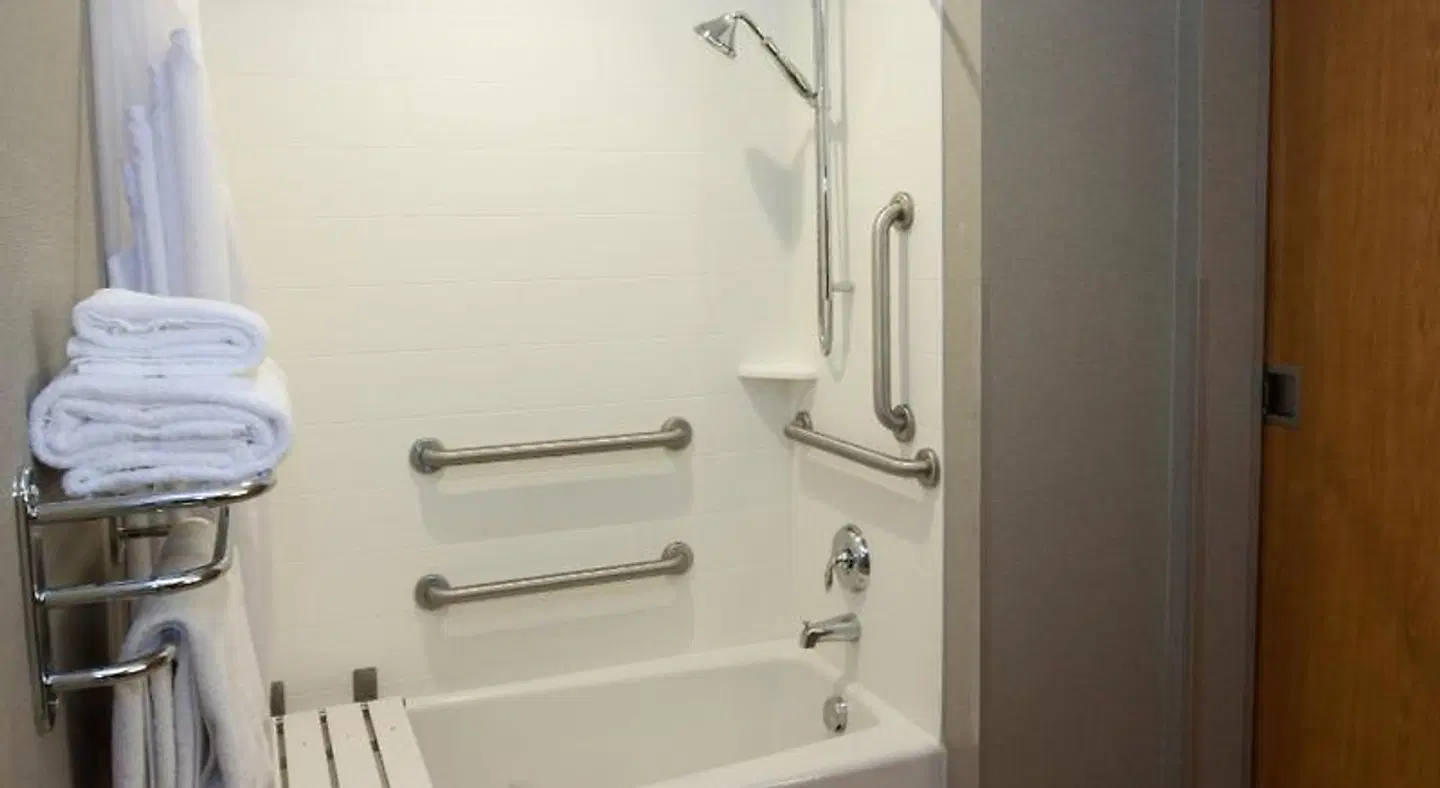 Holiday Inn Express & Suites Cheney by IHG Badezimmer
