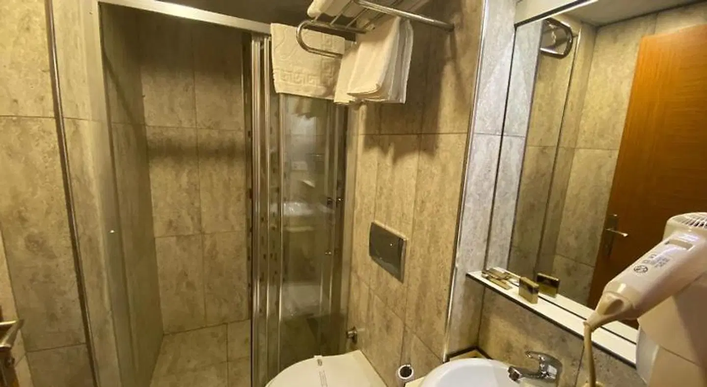 Golden Lounge Hotel Badezimmer
