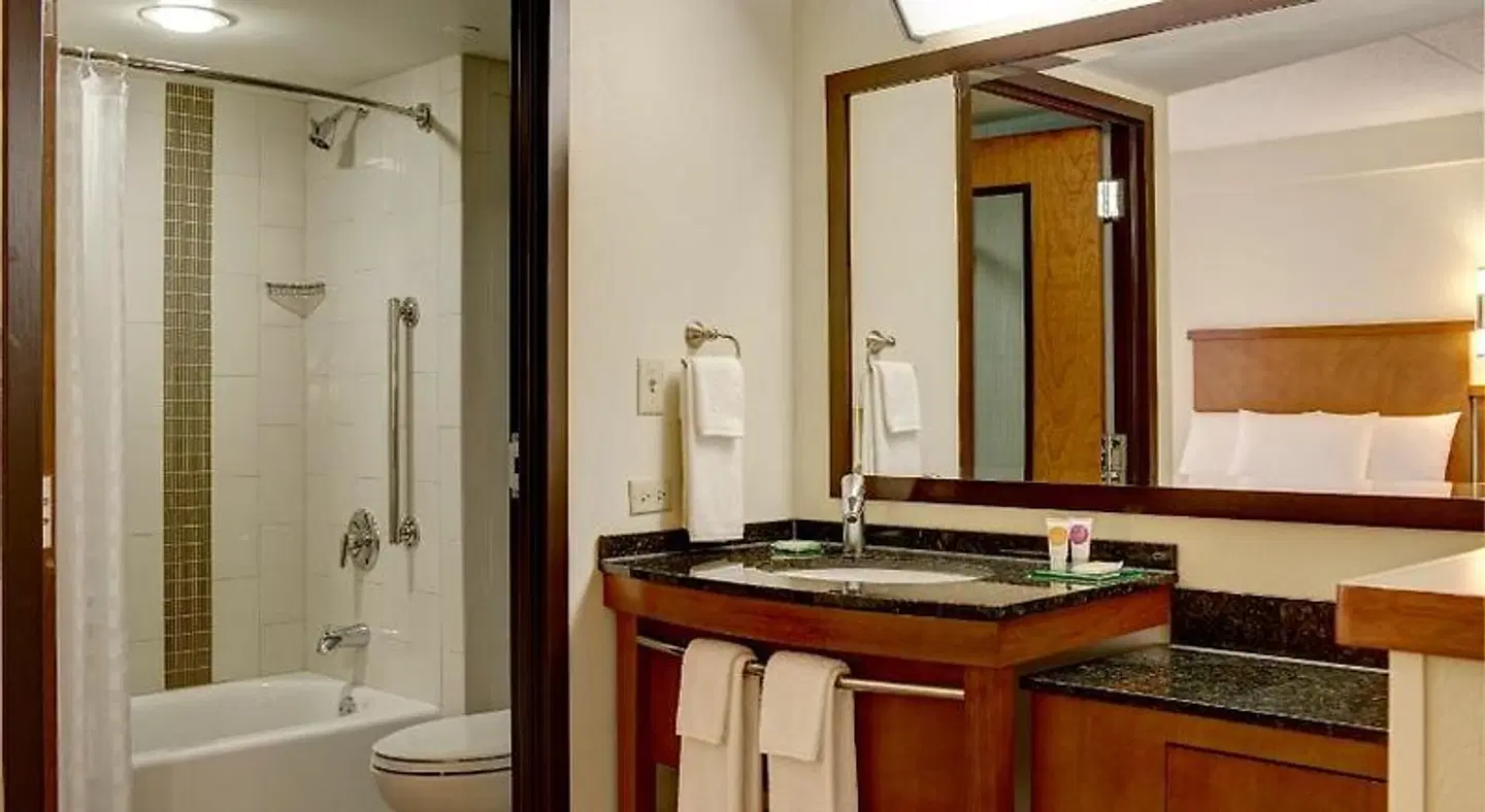 Hyatt Place Mt. Laurel Badezimmer