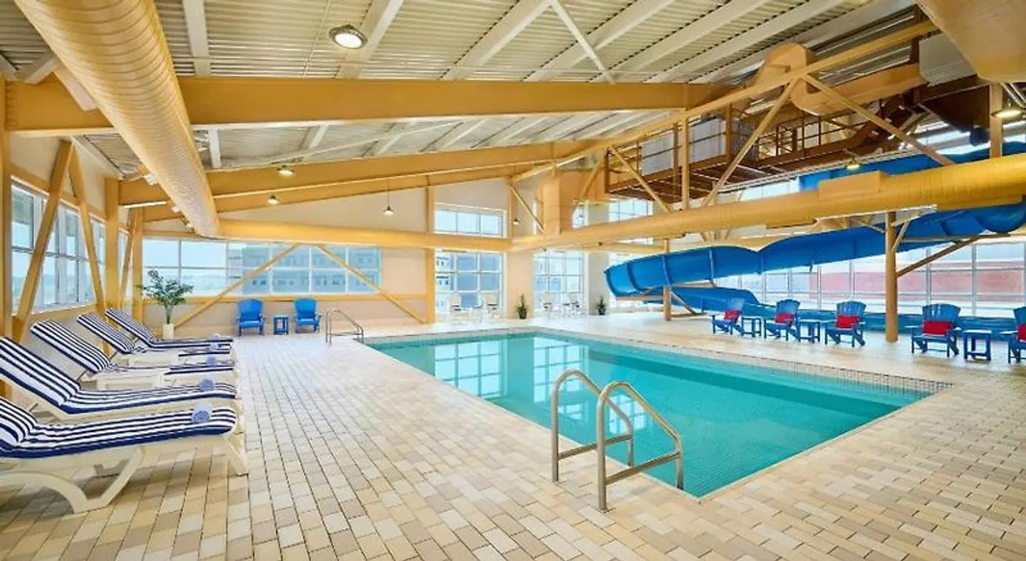 Delta Hotels by Marriott Beausejour Hallenbad