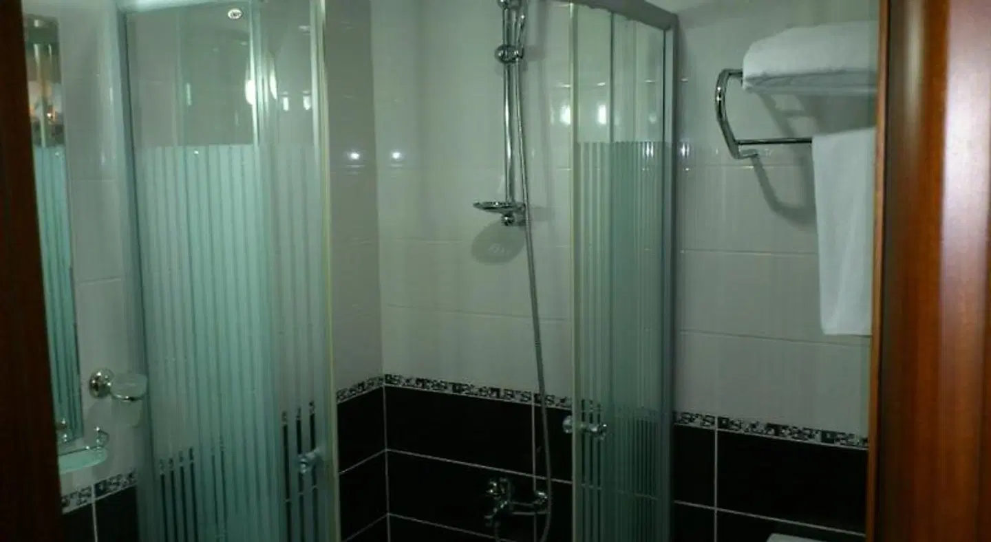 Basileus Hotel Badezimmer