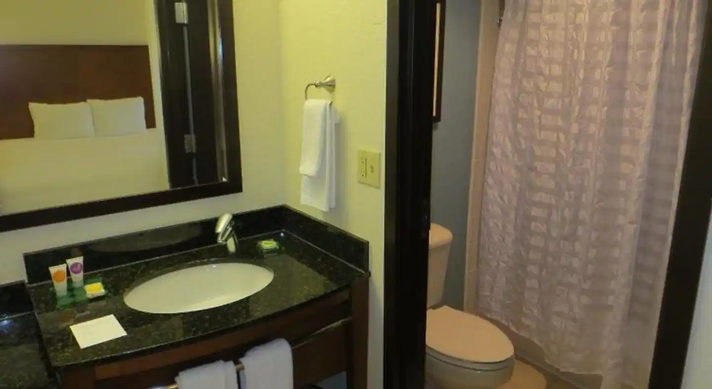 Hyatt Place Indianapolis Airport Badezimmer