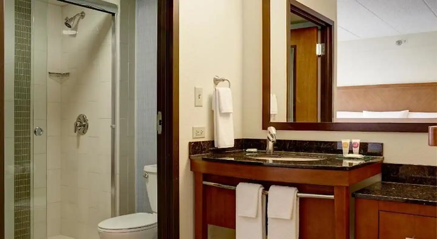 Hyatt Place Indianapolis Airport Badezimmer