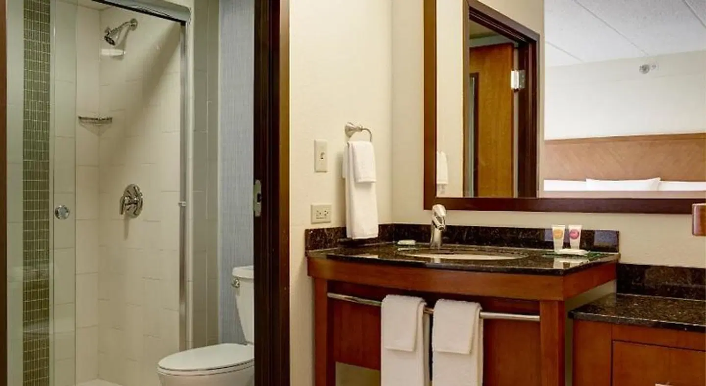 Hyatt Place Indianapolis Airport Badezimmer