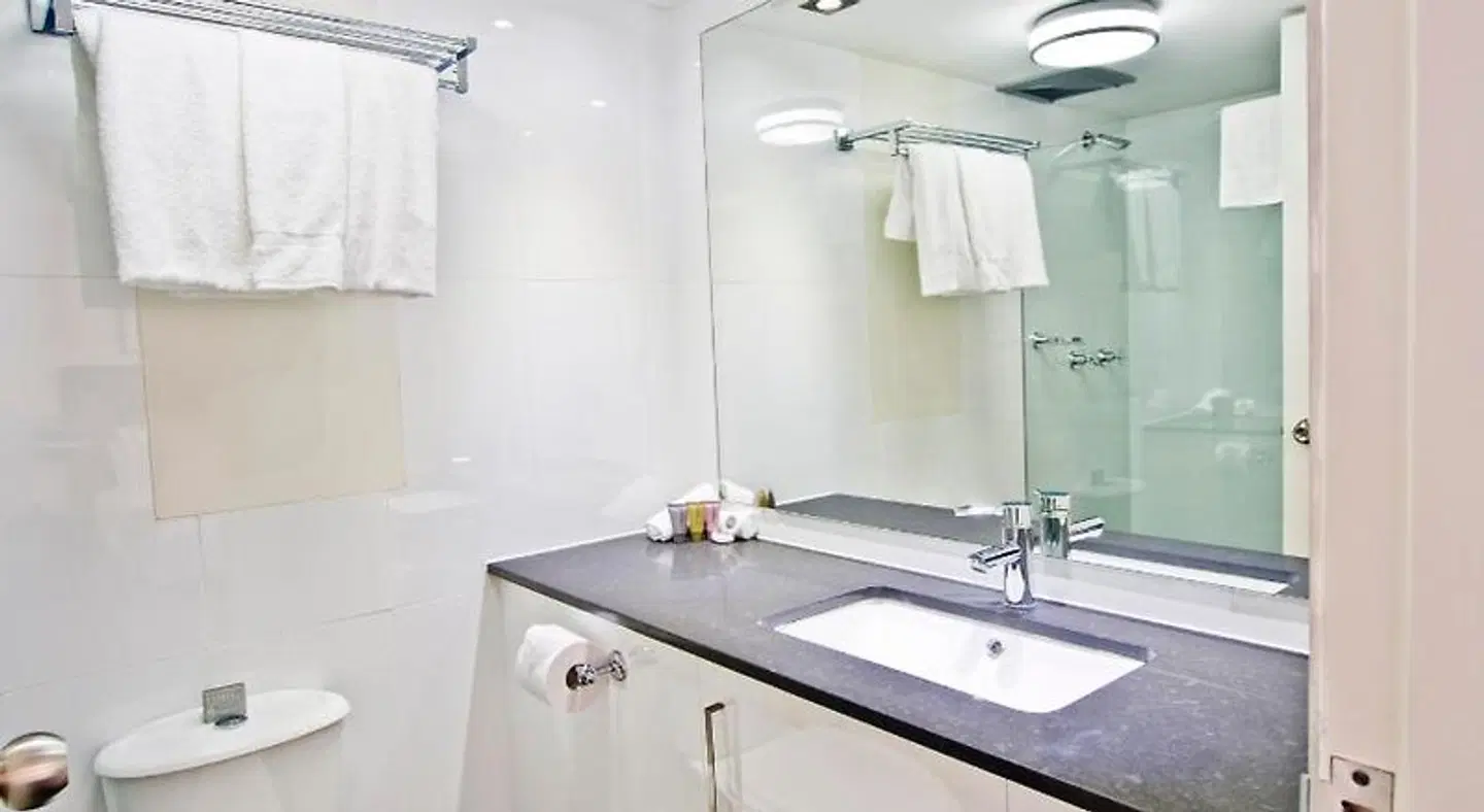 Oaks Sydney Hyde Park Suites Badezimmer