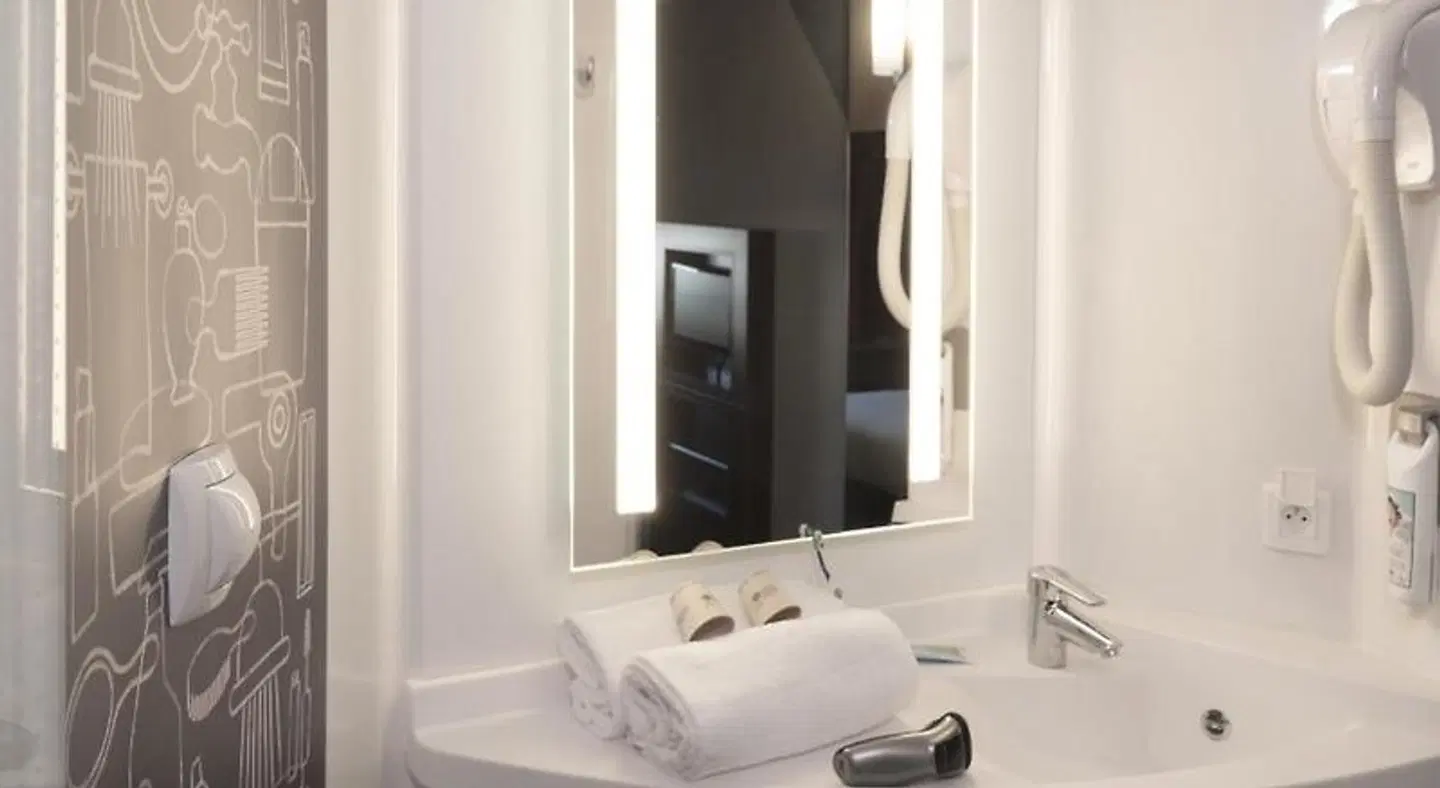 ibis Cannes Mandelieu Badezimmer