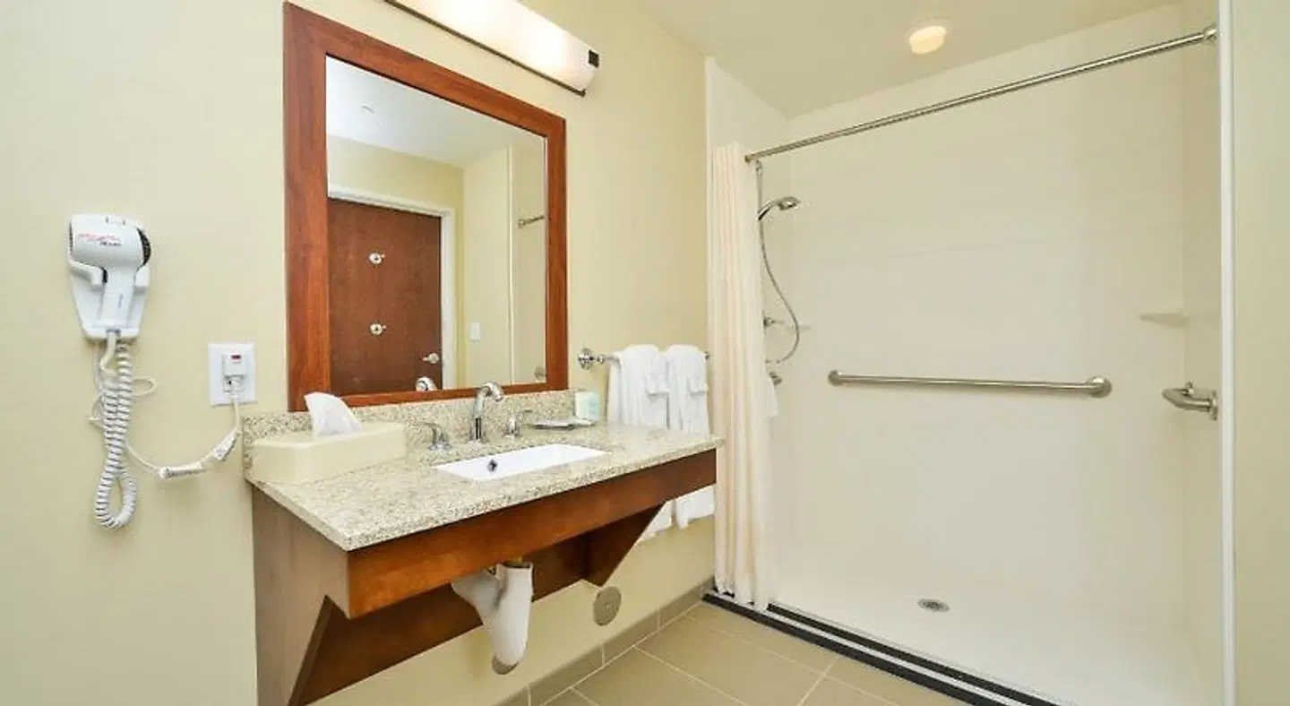 Comfort Suites Airport-University Badezimmer