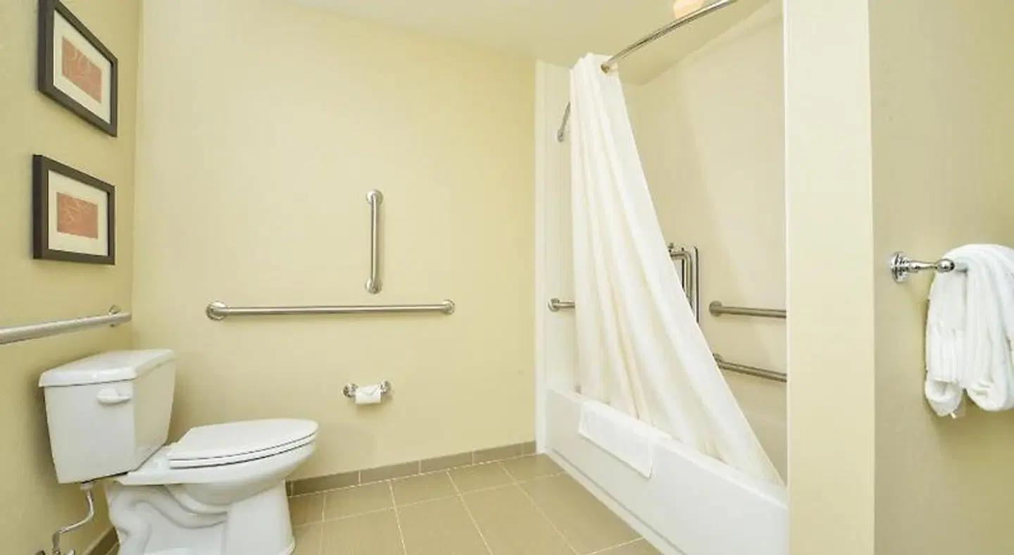 Comfort Suites Airport-University Badezimmer