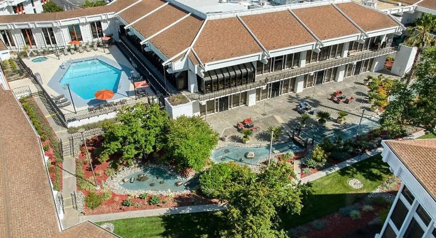 DoubleTree by Hilton Sacramento EXTERIOR