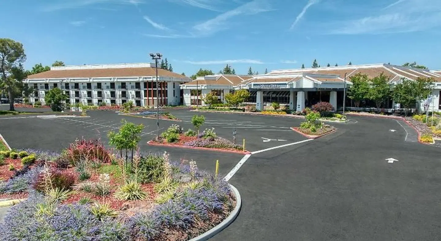 DoubleTree by Hilton Sacramento EXTERIOR