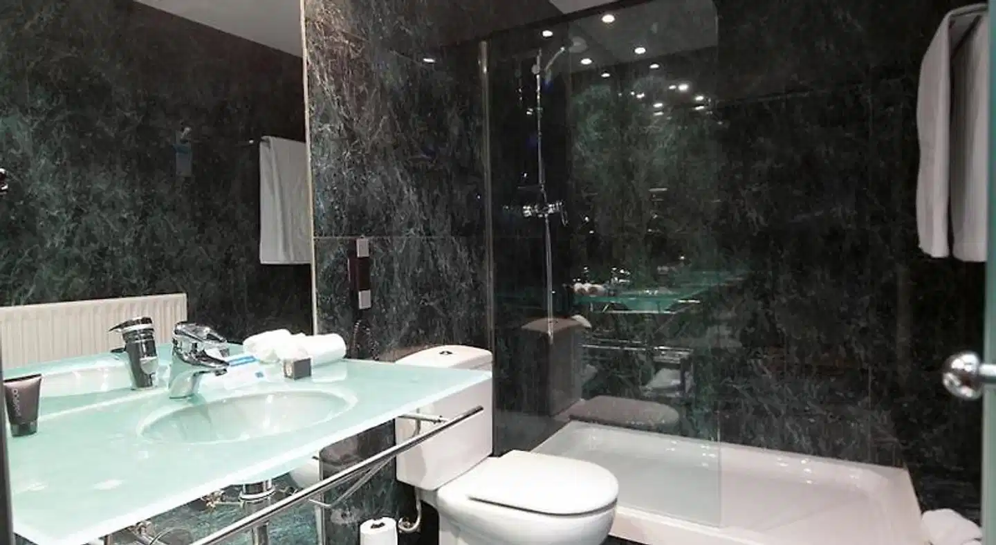 Ciutat Martorell Badezimmer