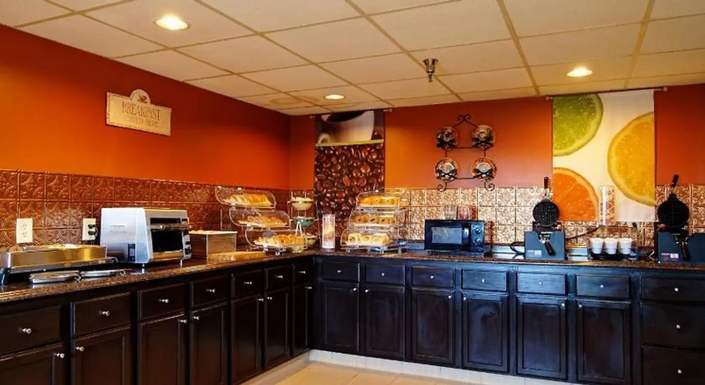 Baymont Inn & Suites Durham Bar