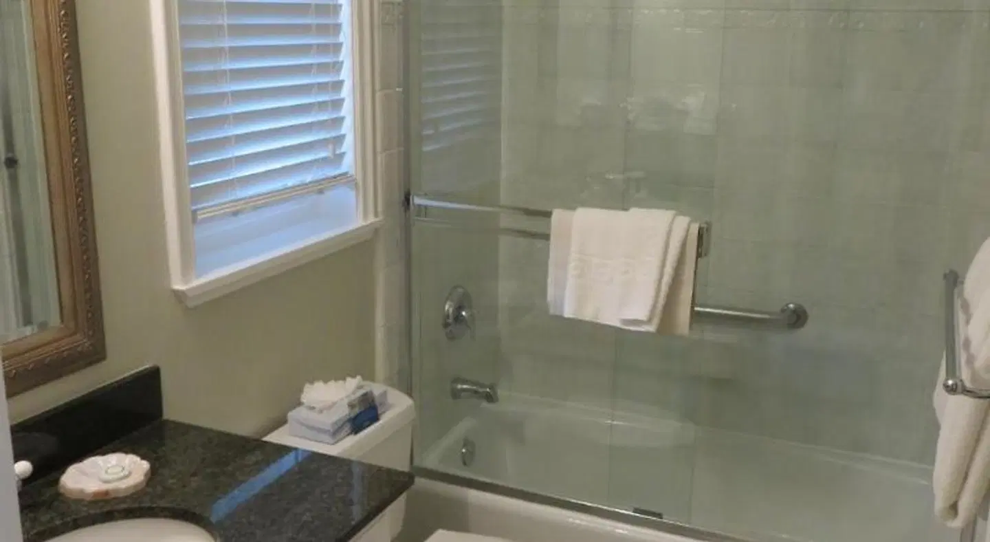 Best Western PLUS Carmel Bay View Inn Badezimmer