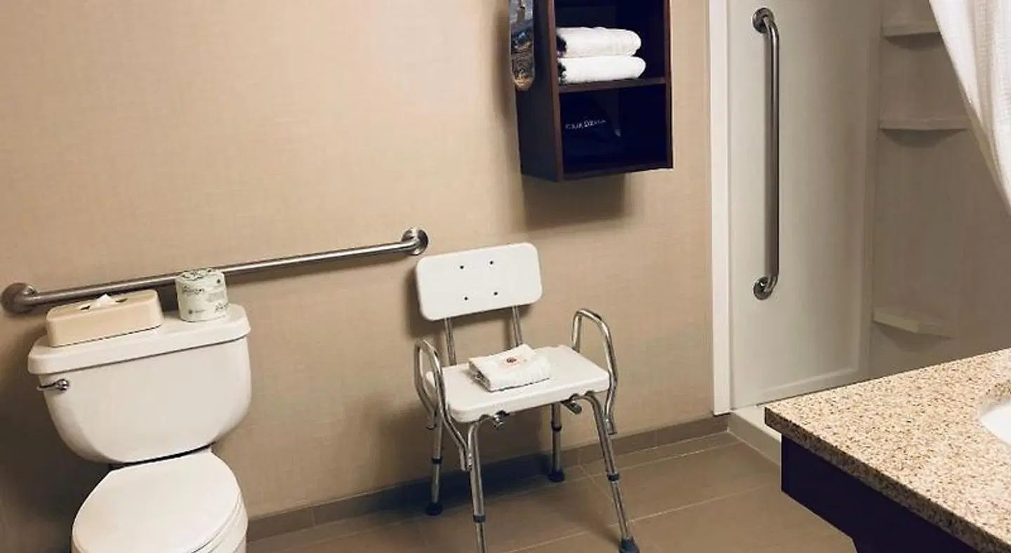 Comfort Inn & Suites Sturbridge-Brimfield Badezimmer