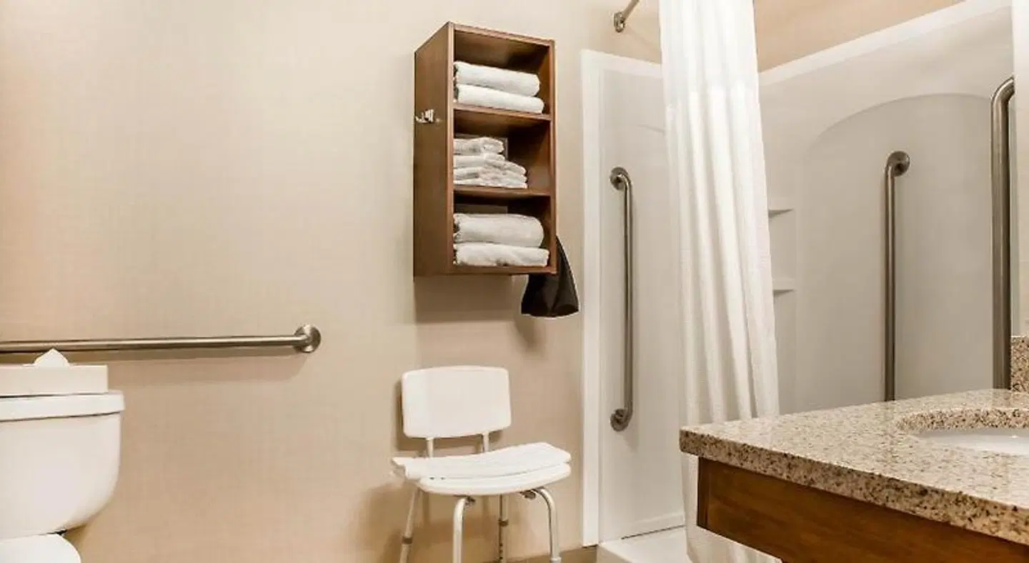Comfort Inn & Suites Sturbridge-Brimfield Badezimmer