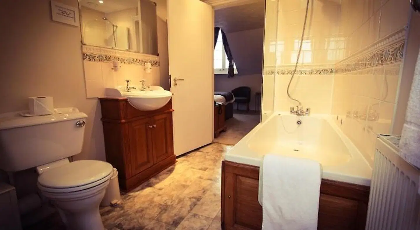 Queens Court Hotel Badezimmer