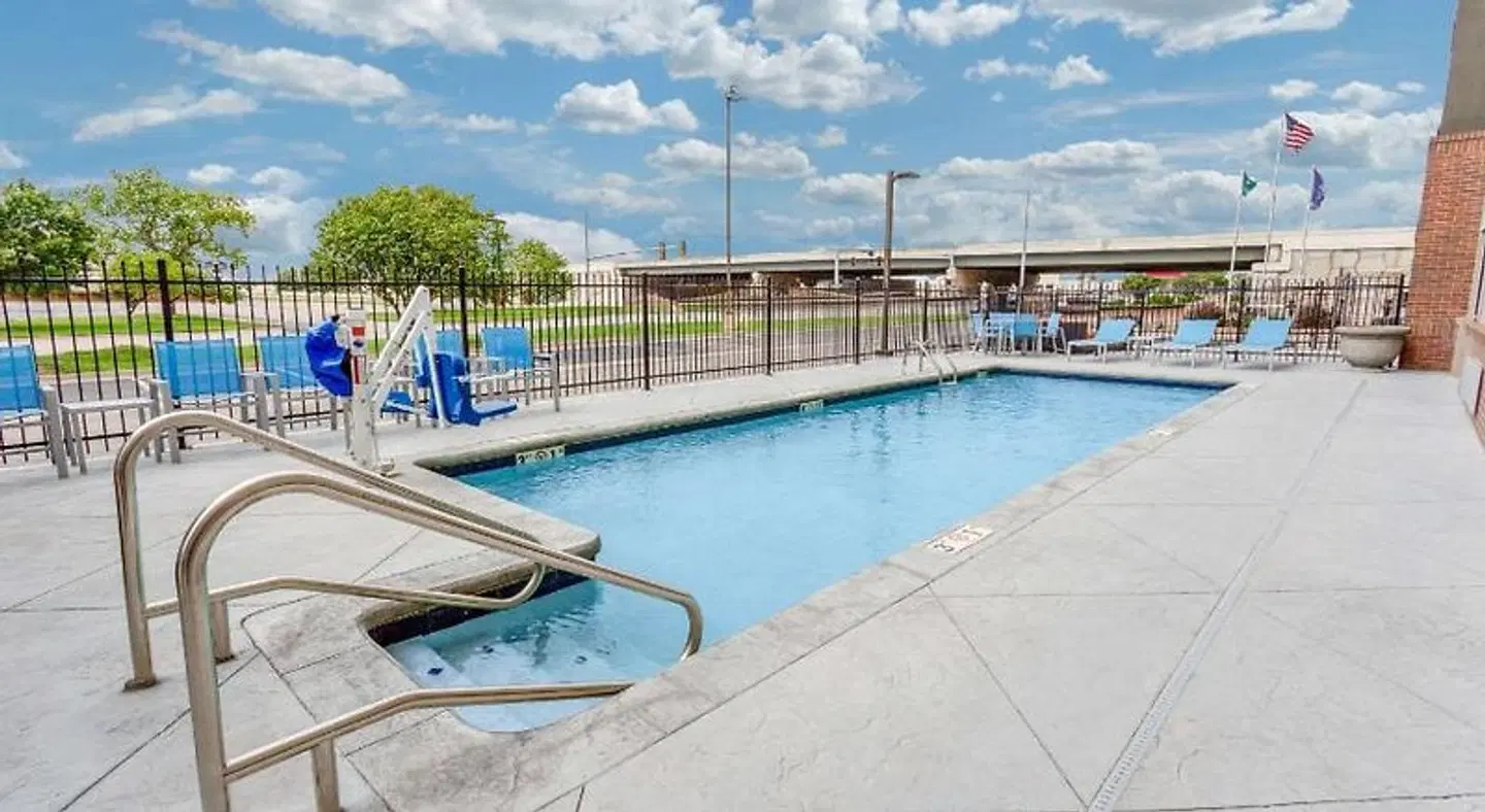 La Quinta Inn & Suites by Wyndham Wichita Airport OUTDOOR_POOL