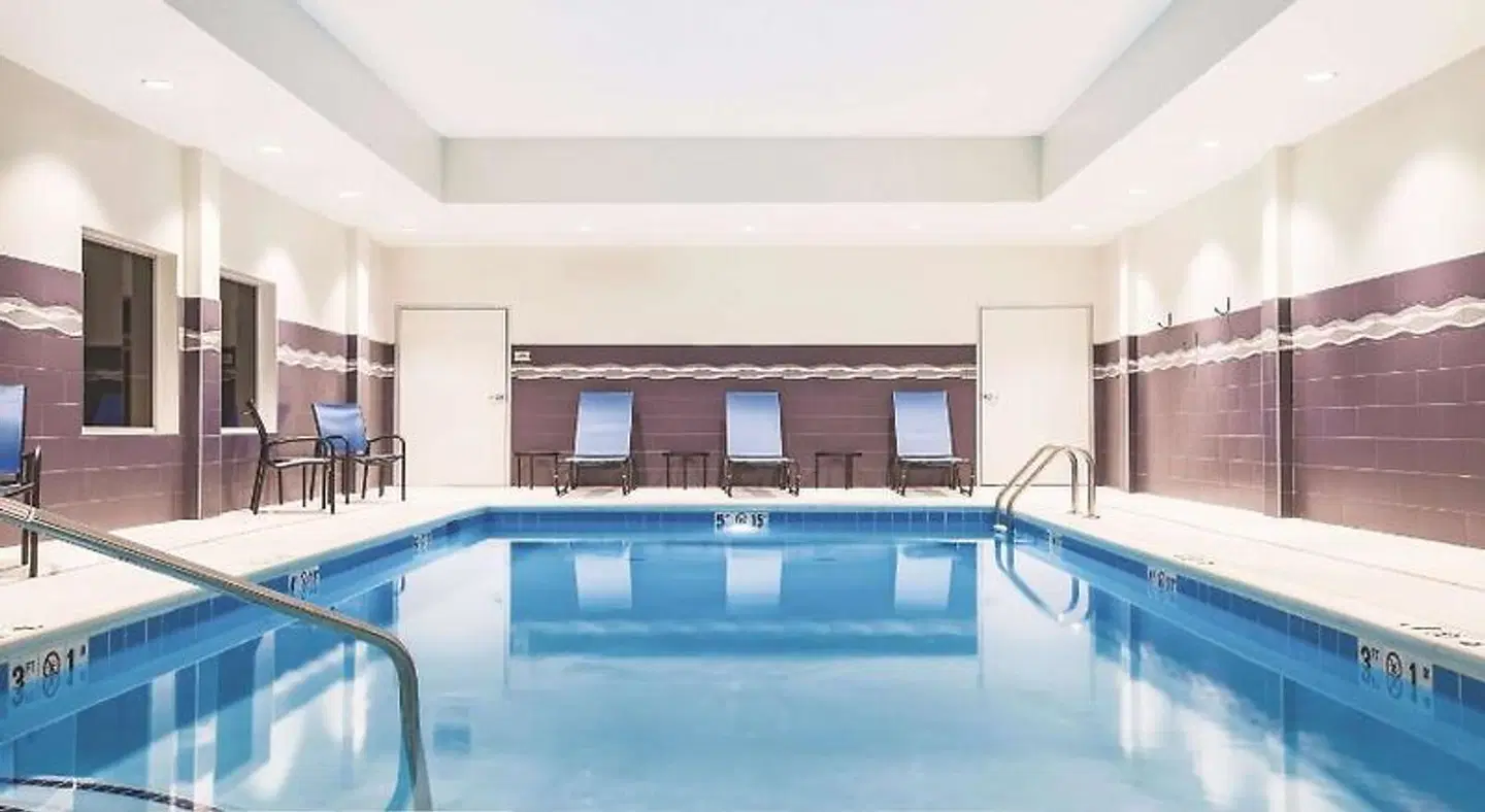 La Quinta Inn & Suites Wichita Northeast Hallenbad