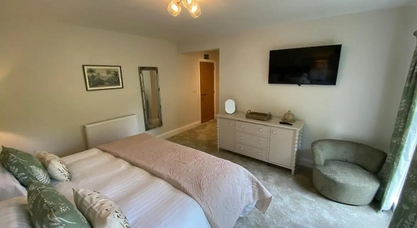 The Lake Country House ROOM_EXAMPLE
