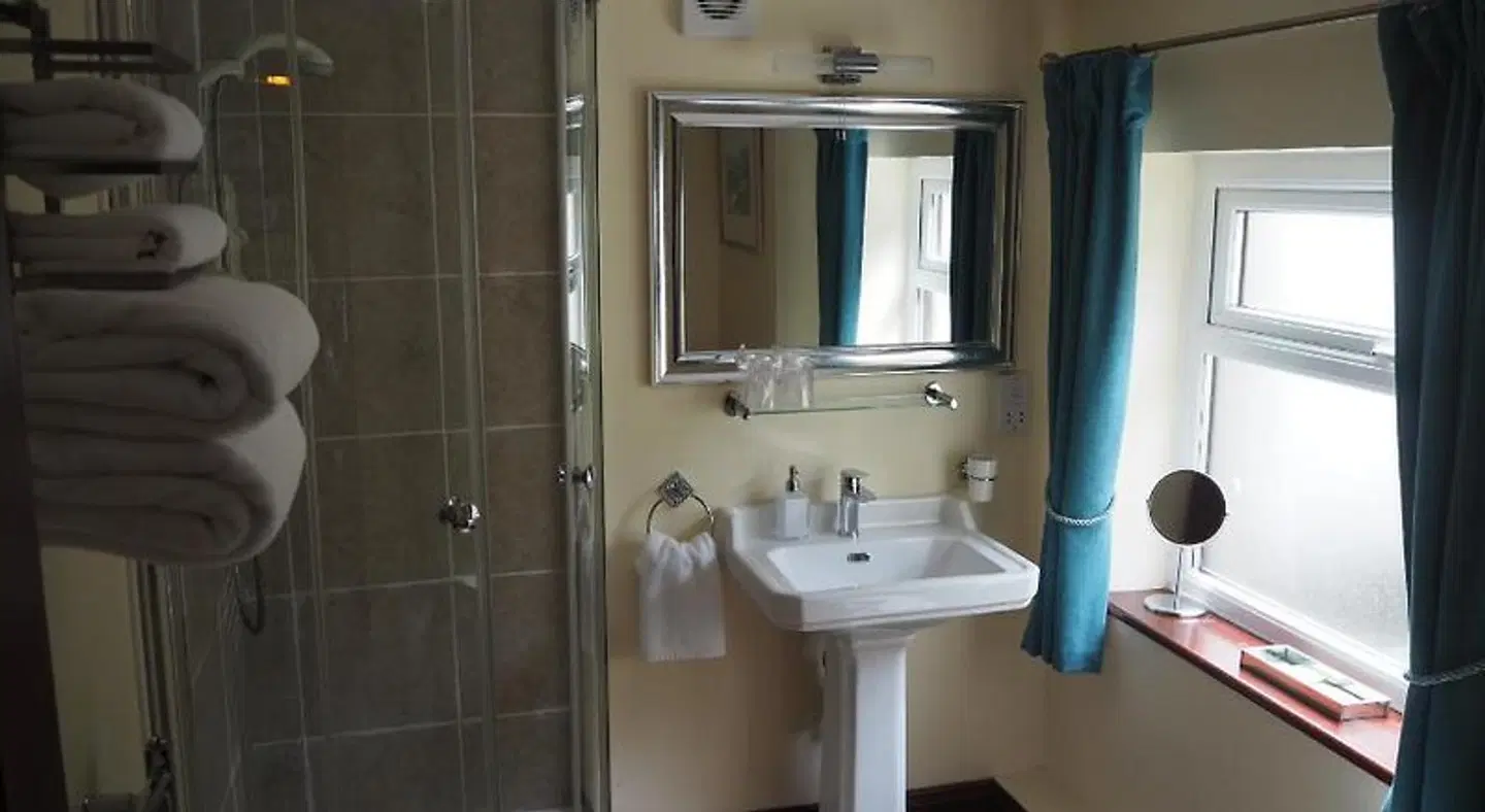 The Smugglers Restaurant With Rooms Badezimmer