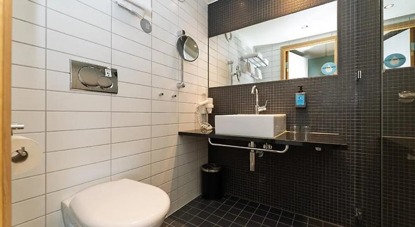 Comfort Hotel RunWay Badezimmer