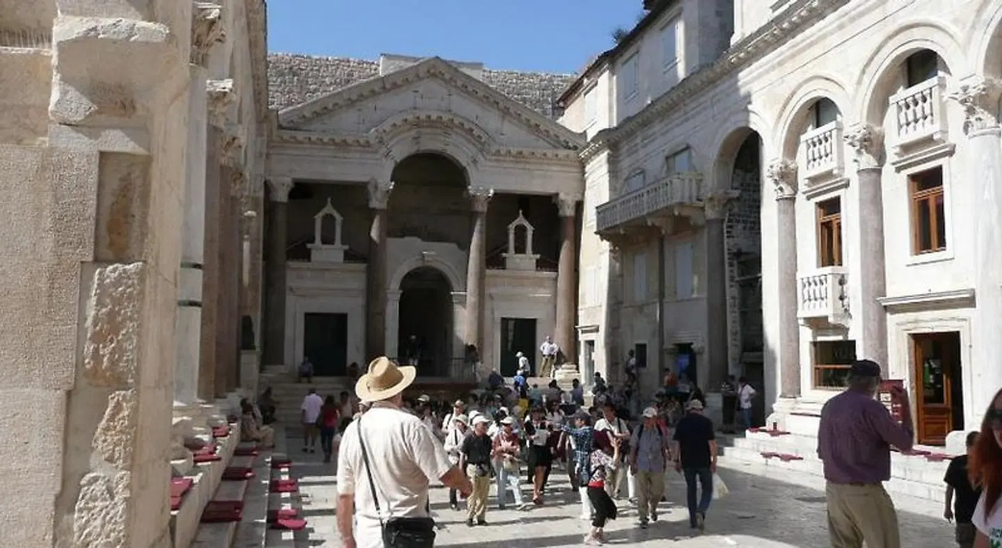 Palace Augubio PEOPLE