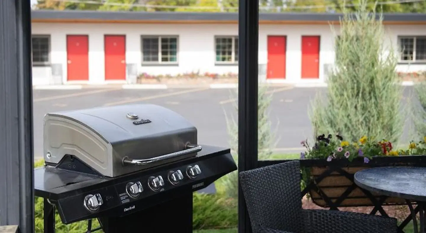 The Sapphire Motel EXTERIOR