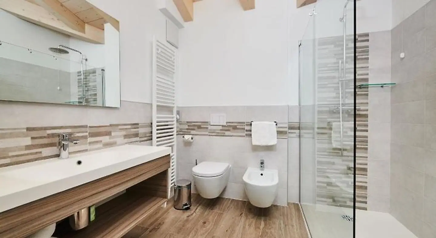 Maso Tobel Riva del Garda Badezimmer