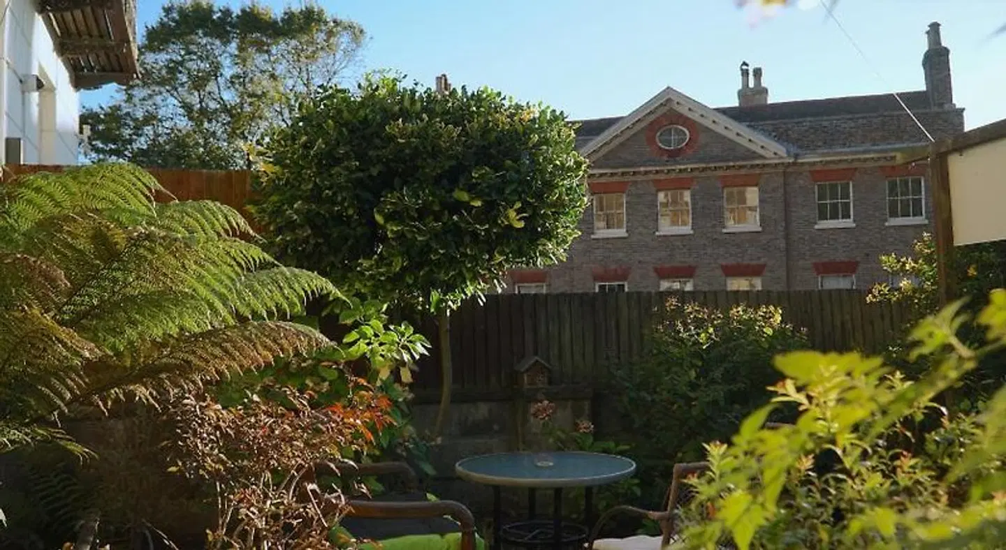 Castle Guest House EXTERIOR