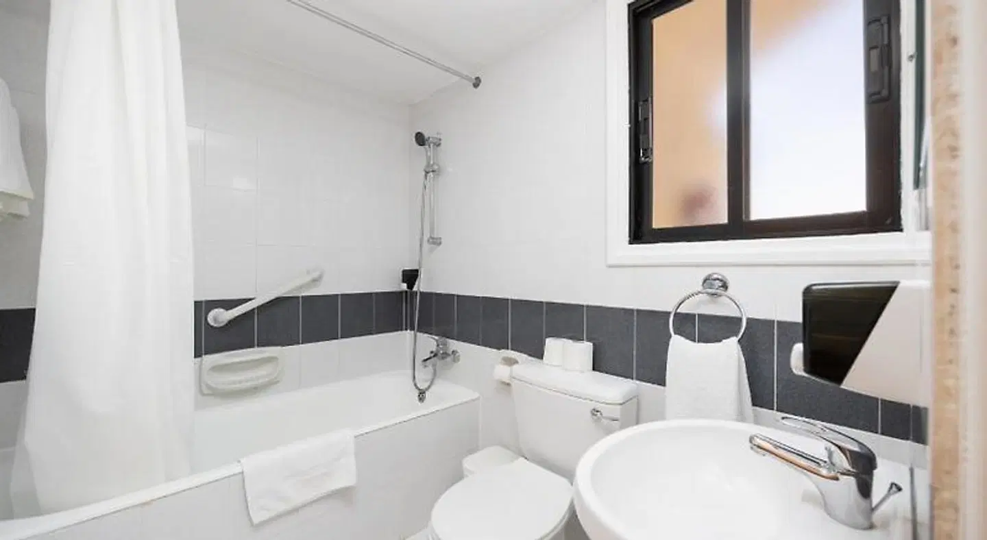 Tavros Hotel Apartments Badezimmer