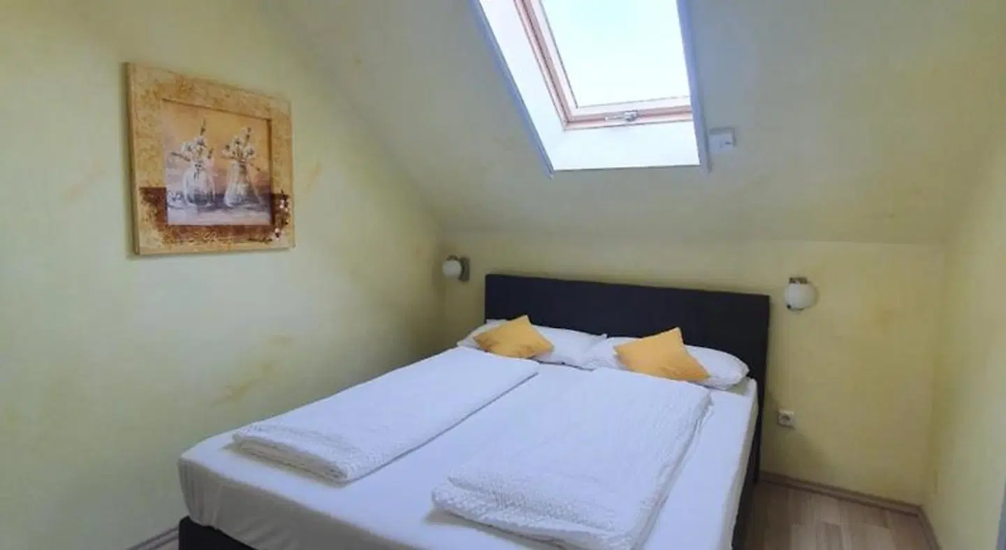 Kuhn ROOM_EXAMPLE