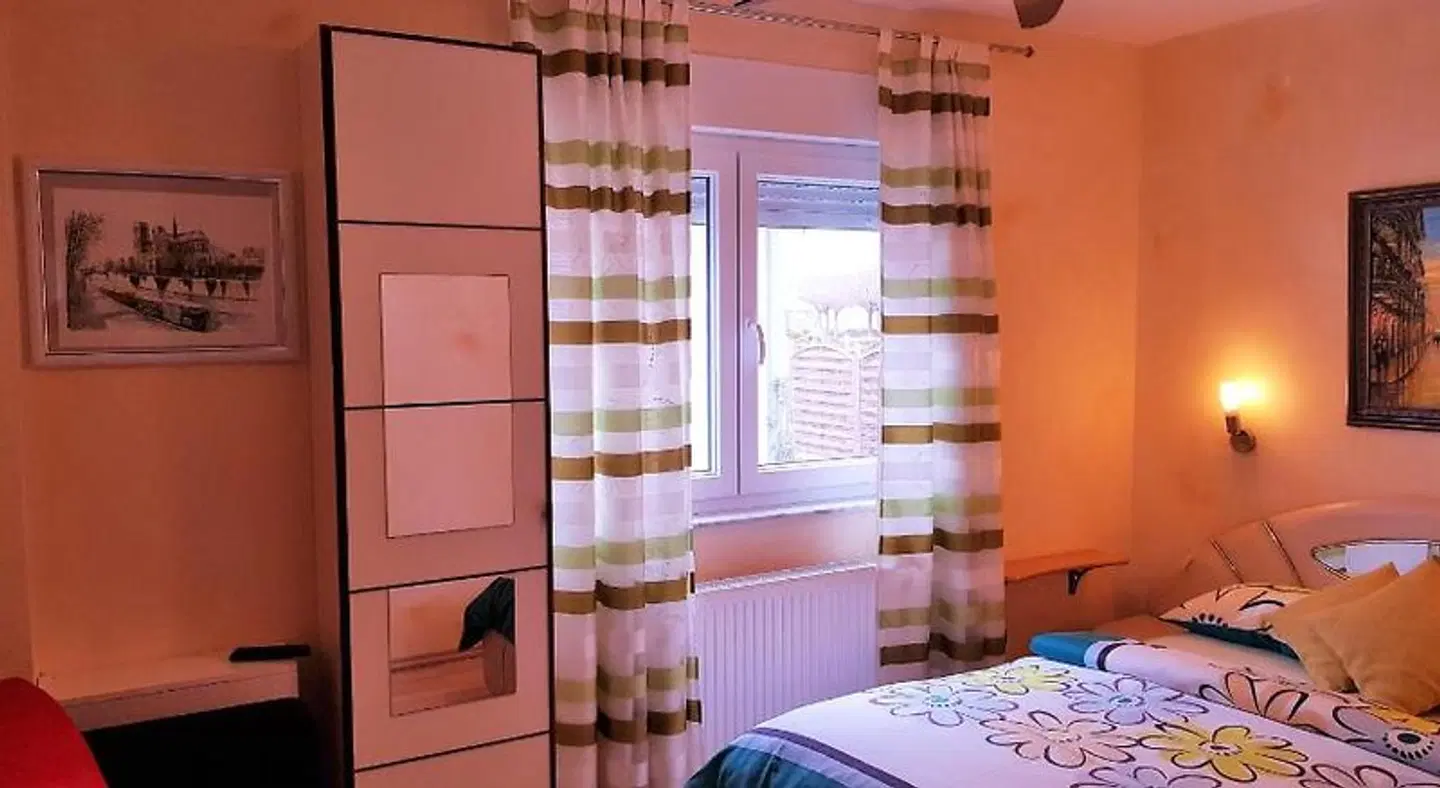 Kuhn ROOM_EXAMPLE