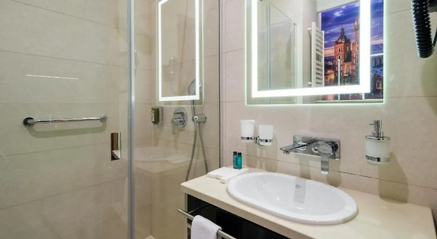 Sky Hotel Kraków Badezimmer