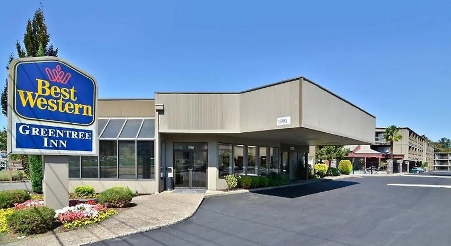 Best Western Greentree Inn EXTERIOR