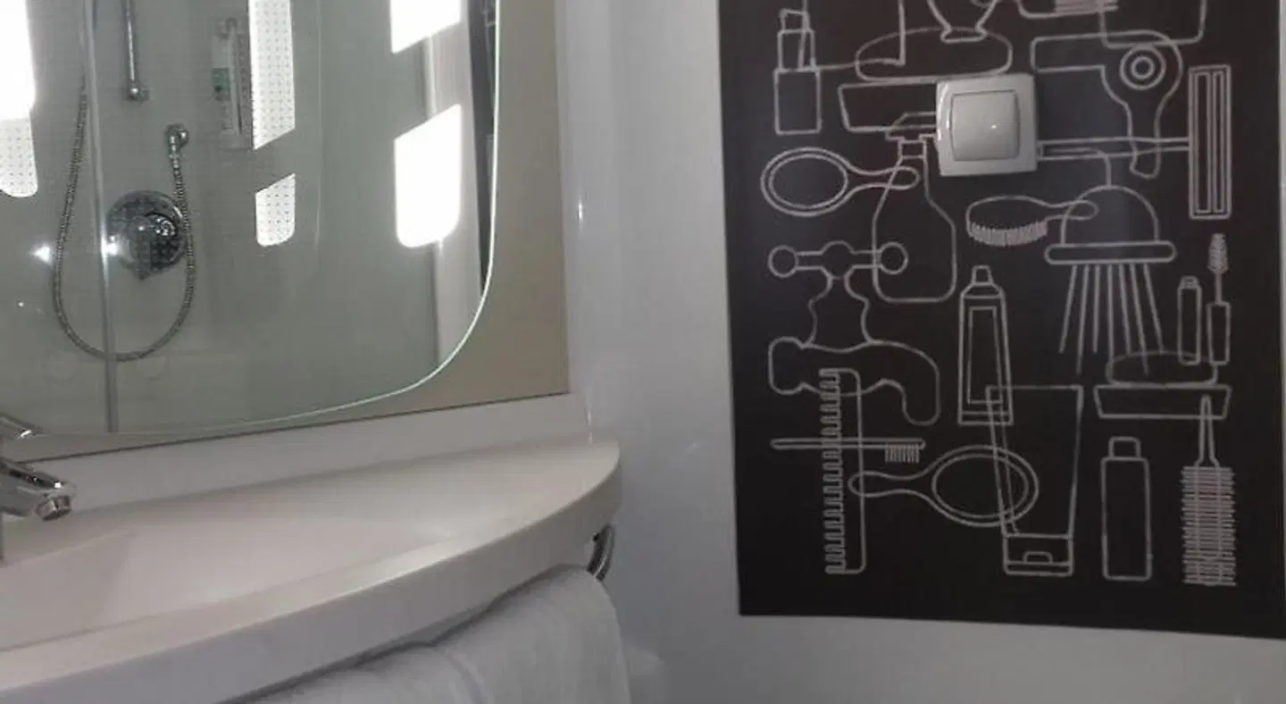 ibis La Ciotat Badezimmer