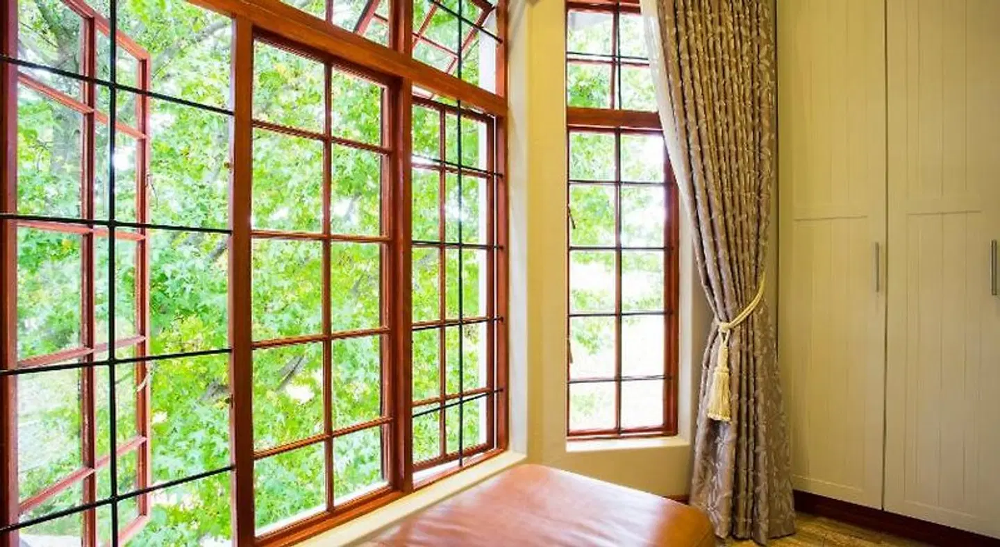 The Browns' Luxury Guest Suites Hallenbad