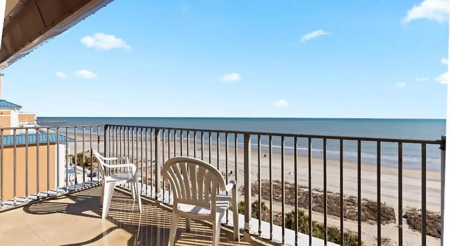 Econo Lodge Inn and Suites Beach Front Central Terrasse