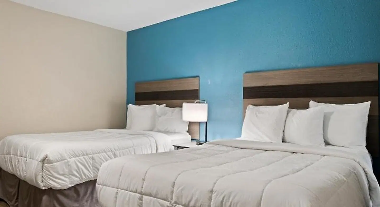 Econo Lodge Inn and Suites Beach Front Central ROOM_EXAMPLE