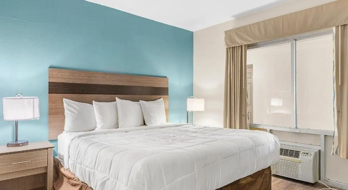 Econo Lodge Inn and Suites Beach Front Central ROOM_EXAMPLE